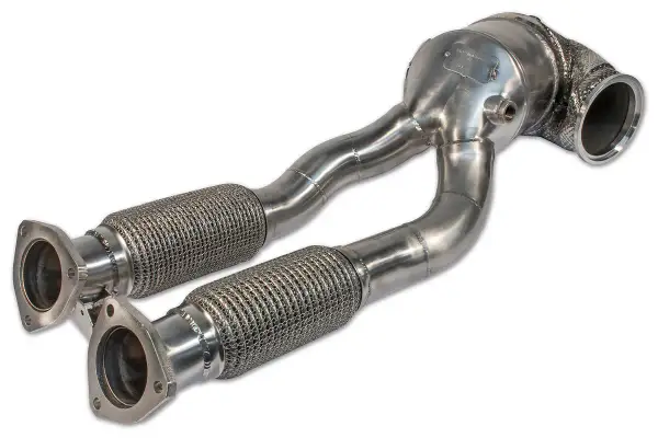 Sistema de escape de acero inoxidable con dos flexibles y un catalizador. El downpipe es una pieza clave para el rendimiento.