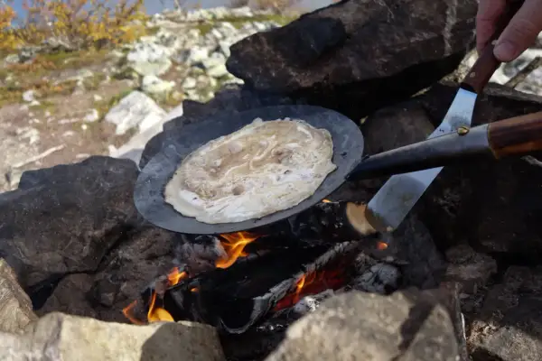 Kolbullar steks över öppen eld. Enkel recept för friluftsliv.