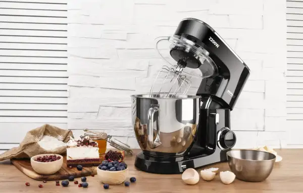 Mpm to firma oferująca sprzęt kuchenny, jak ten robot planetarny z akcesoriami do pieczenia.