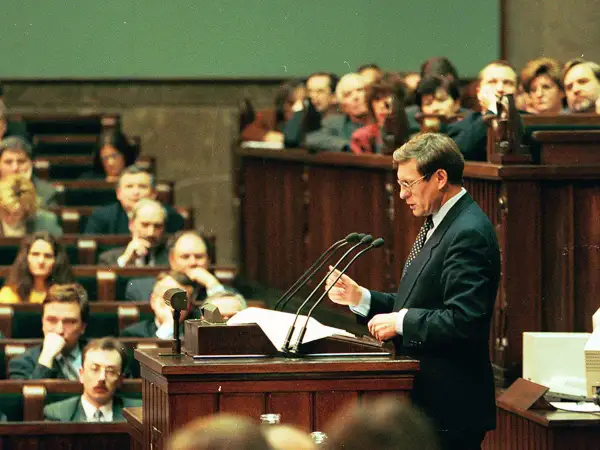 Leszek Balcerowicz przemawia w Sejmie, prezentując swój plan reform. Słuchają go posłowie.