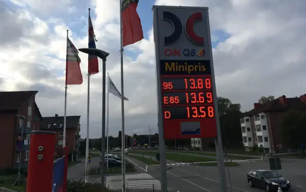 OKQ8-skylt visar priser för bensin 95 oktan, E85 och diesel. E85 bensin kostar 13.69 kr/liter.