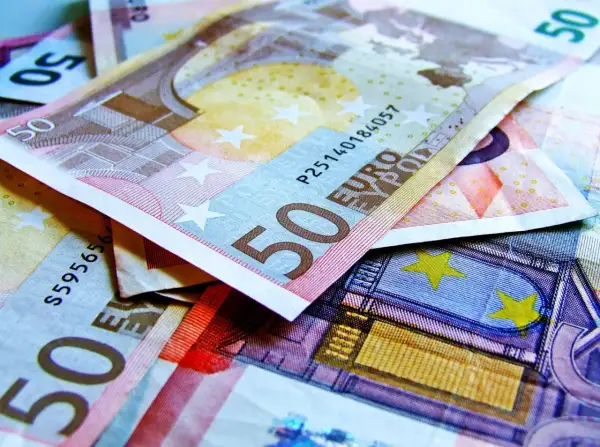 Stos pięćdziesięcioeuroowych banknotów. Widać fragmenty z cyfrą 50 i napisem "EURO".