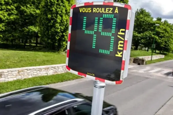 Un radar tagué affiche 49 km/h. Il est possible qu'il flashe si la vitesse est dépassée.