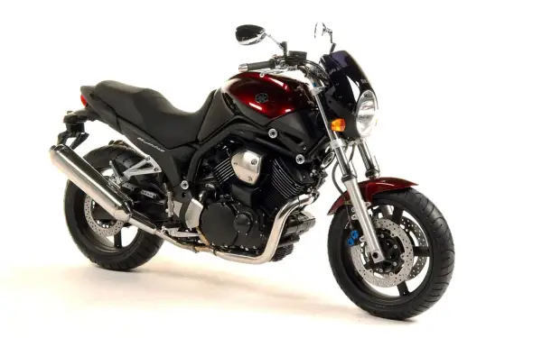 Yamaha Bulldog 1100 ficha técnica: moto naked color burdeos, con motor bicilíndrico en V, asiento negro y escape cromado.