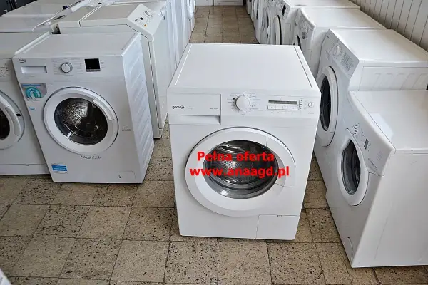 Pralka Gorenje, znana firma z Europy, stoi w rzędzie z innymi urządzeniami AGD.
