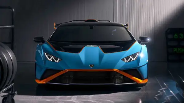Niebieski Lamborghini Huracan STO z pomarańczowymi akcentami, gotowy do wyjazdu na tor.