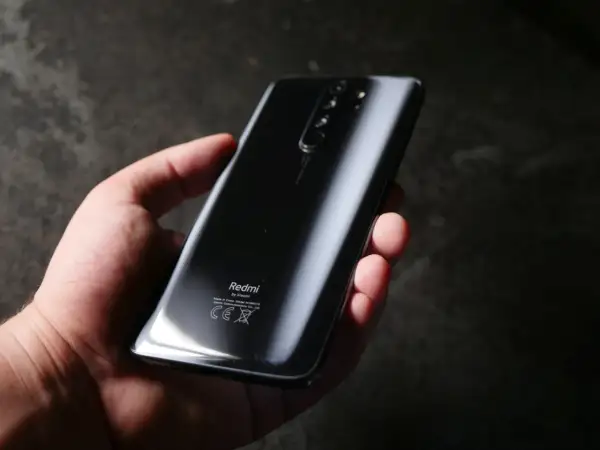 Dłoń trzyma czarny Redmi Note 8 Pro. Wymiary telefonu pozwalają na wygodne użytkowanie.