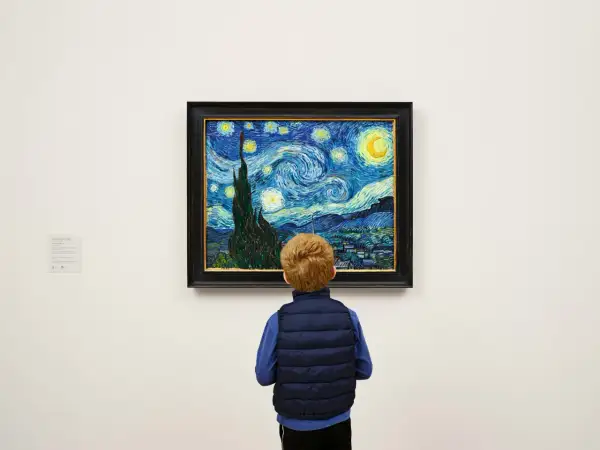 Chłopiec podziwia "Gwiaździstą noc" Van Gogha. Sprawdź godziny otwarcia MoMA, by zobaczyć to arcydzieło na żywo.