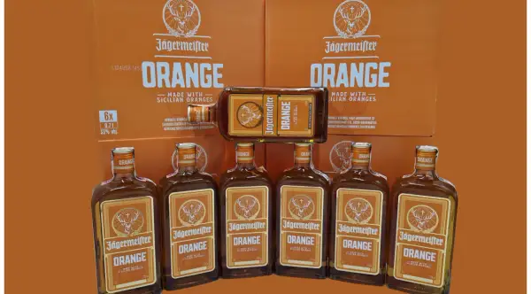 Sześć butelek Jägermeister Orange, orzeźwiający wariant tego klasycznego likieru ziołowego, z sycylijskimi pomarańczami.