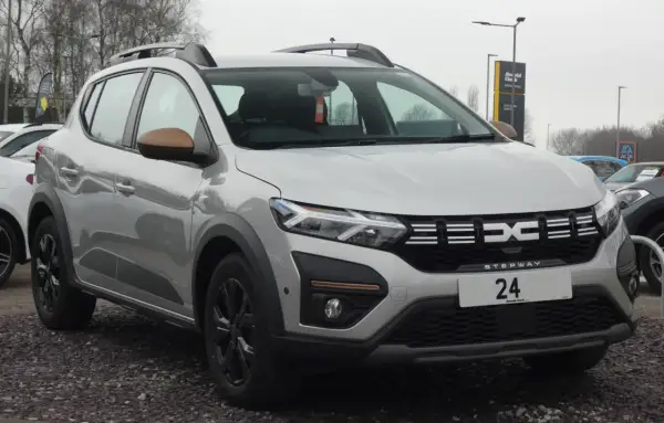 Dacia Sandero Stepway argentée, prête pour l'aventure. Son moteur fiable est parfait pour explorer de nouveaux horizons.