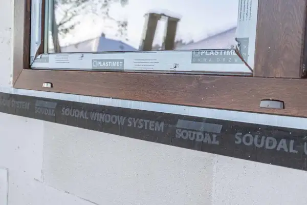 Zabezpieczenie taśm do ciepłego montażu okien Soudal Window System zapewnia szczelność i izolację.