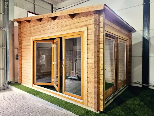 Caseta de madera con puertas y ventanas de cristal. Ideal para aprender como hacer una caseta de panel sandwich.