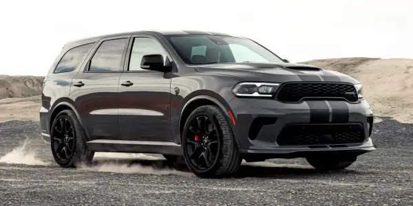 Szary Dodge Durango z czarnymi pasami, na tle pustkowia. Sprawdź jego imponujące dodge durango wymiary!