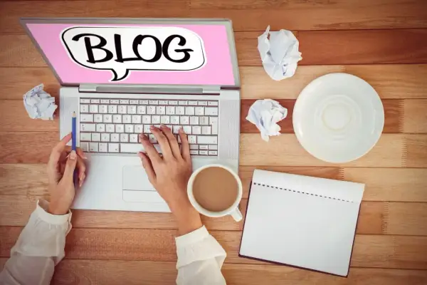 Ktoś pisze na laptopie, na ekranie słowo "BLOG". To jak dziennik, ale w internecie.