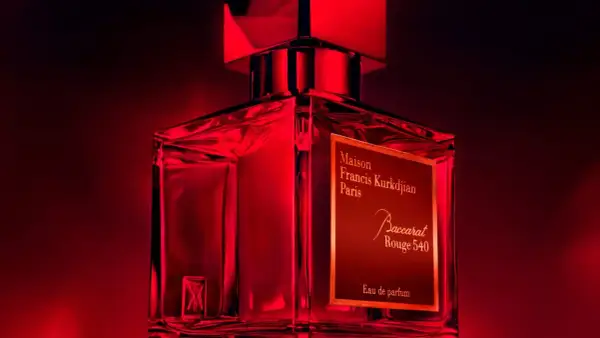 Luksusowy flakon Baccarat Rouge 540 Extrait, skąpany w intensywnej czerwieni, emanuje elegancją i wyrafinowaniem.