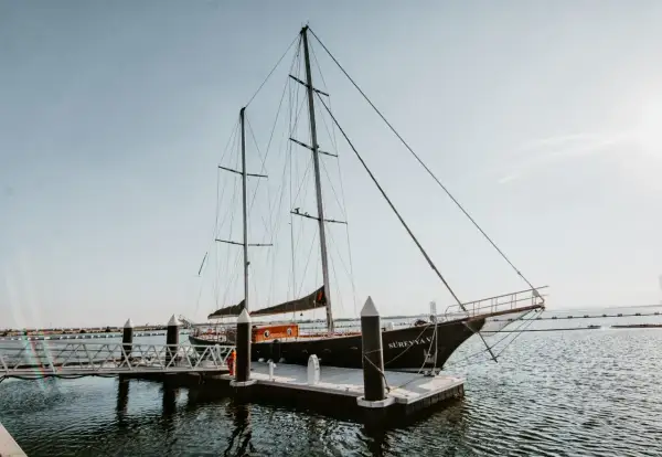 La nave "Süreyya V" ormeggia, un nome che evoca storie di grandi nomi di barche famose.