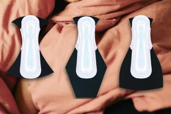 Trzy czarne majtki z wkładkami higienicznymi. Czy nylon to dobry materiał na bieliznę?