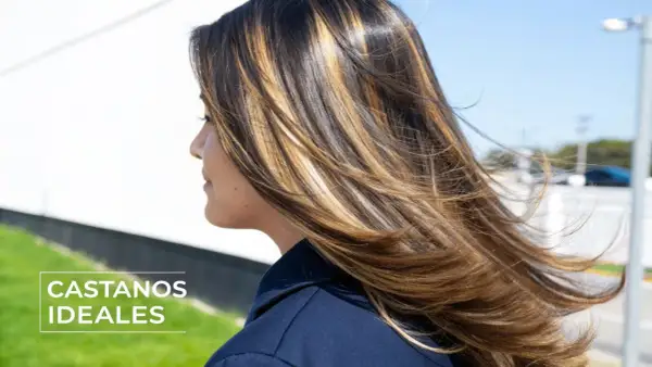 Cabello castaño con reflejos dorados, ideal para piel blanca y ojos marrones.