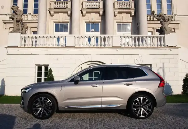Elegancki Volvo XC60 T5 na tle zabytkowego pałacu. Ciekawi Cię jego spalanie?