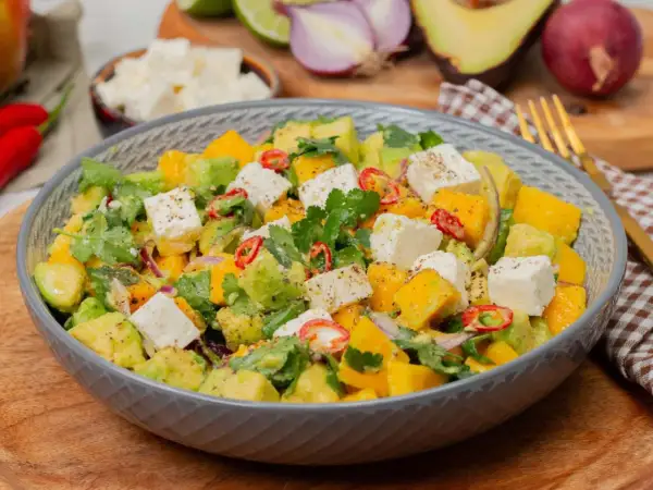 Bunter Feta Salat mit Mango, Avocado, Koriander und Chili. Perfekt für einen leichten Genuss.