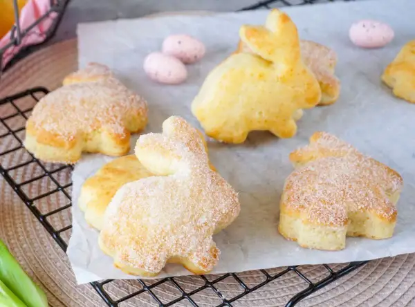 Leckere Quarkhasen, die nach einem einfachen Rezept zubereitet wurden. Perfekt für Ostern!
