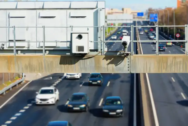 Dispositivo de radar de tramo como funciona: cámaras y sensores miden la velocidad media de los vehículos en un tramo de carretera.