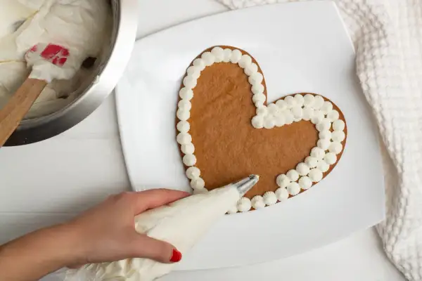 Ciasto serce bez formy? Przepisy, triki i dekoracje krok po kroku
