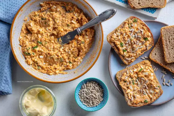 Pyszna pasta z grochu łuskanego z jajkiem i ziołami, idealna na kanapki. Posypana słonecznikiem.