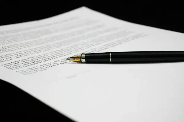 Czarny długopis na dokumencie. Zastanawiasz się, ile kosztuje umowa przedwstępna u notariusza?
