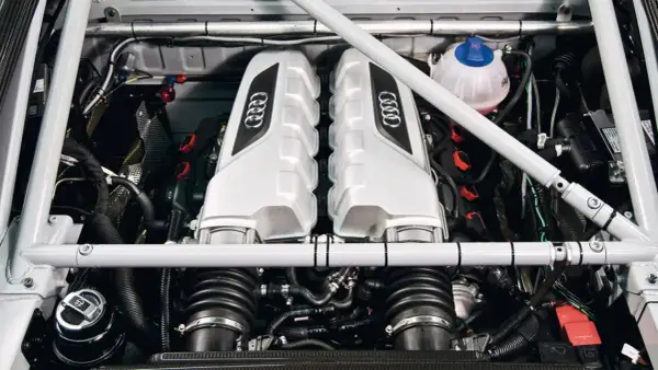 Silnik Audi V10 z klatką bezpieczeństwa. Zastanawiasz się, jak przeliczyć kw na km? To moc, która napędza ten potwór.