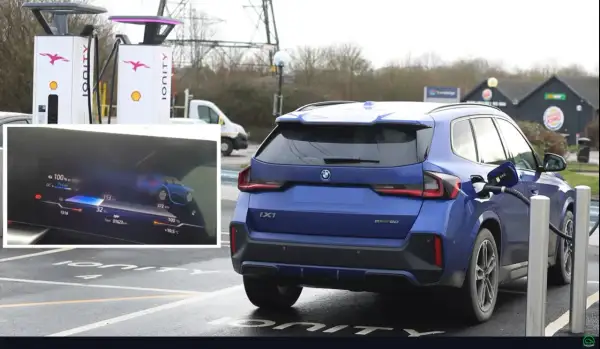 Niebieski BMW X1 elektryk ładuje się na stacji Ionity. Na ekranie widać 32% baterii i 372 km zasięgu.