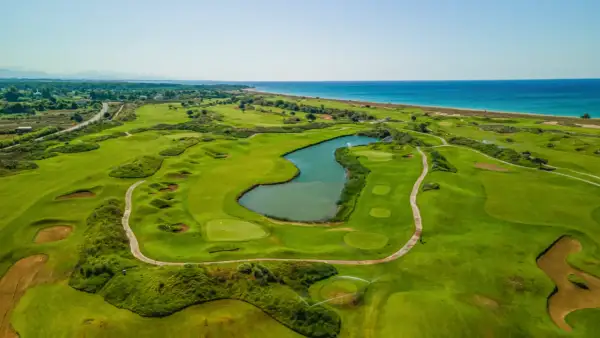 Vacker golfbana vid havet, perfekt för en golfrunda i Belek.