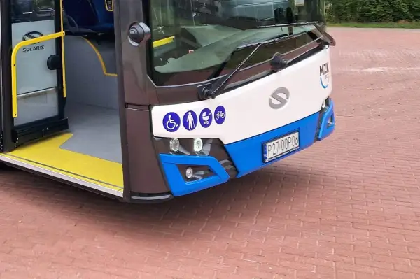 Autobus MZK Suwałki z oznaczeniami dla niepełnosprawnych, rodziców z dziećmi i rowerzystów.