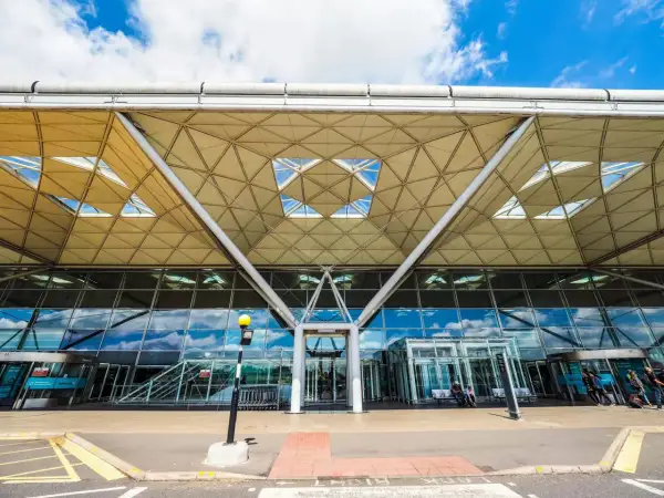 Lotnisko Stansted z nowoczesną, geometryczną konstrukcją dachu. Szukasz, jak najtaniej dojechać z lotniska Stansted do Londynu?