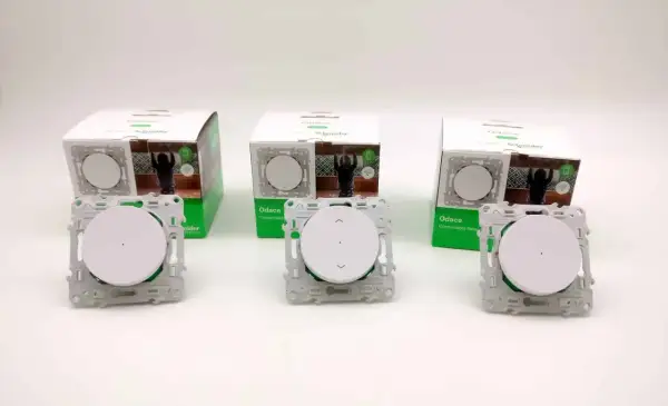 Trois interrupteurs connectables Odace Schneider Electric, prêts à rendre votre maison plus **wiser zigbee**.