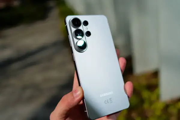 Srebrny Samsung z wieloma obiektywami aparatu, wygląda jak najnowszy samsung.