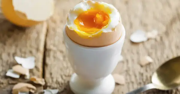 Jajko na miękko w kieliszku, idealne na śniadanie. Czy można jeść jajka przy wysokim cholesterolu? Tak, umiarkowanie!