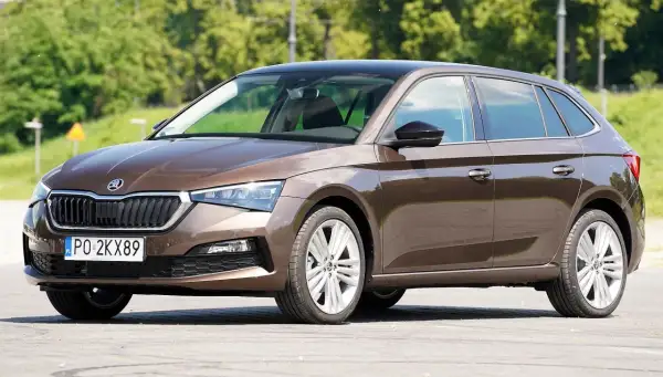 Brązowa Skoda Scala na zewnątrz, idealna do miasta. Wiele pozytywnych skoda scala opinie potwierdza jej wszechstronność.