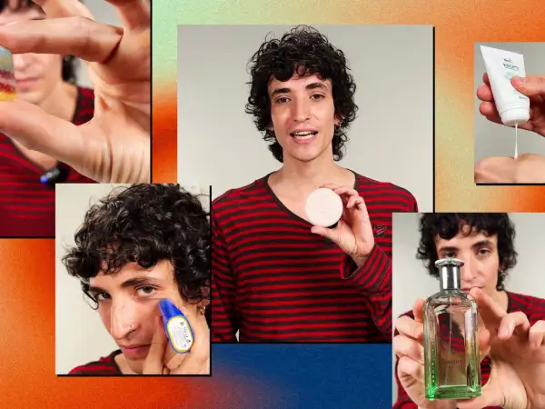 Un ragazzo con capelli ricci mostra prodotti per la cura della pelle e profumo, un'atmosfera da mag festival.