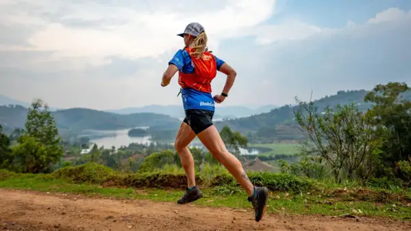 Courseuse en pleine action, découvrez comment choisir ses chaussures de trail pour affronter ce paysage époustouflant.