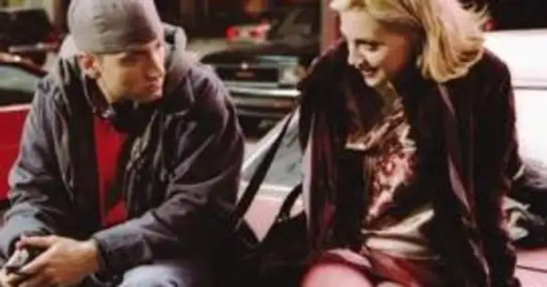 Brittany Murphy i Eminem w scenie z filmu "8. Mila".