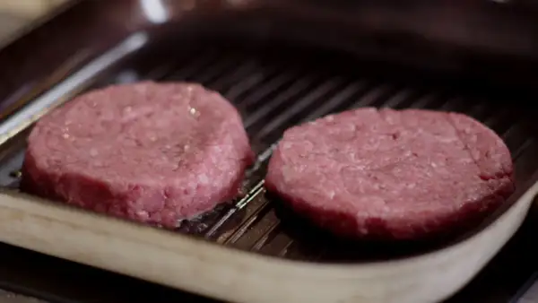 Jak długo smażyć burger wołowy z Biedronki, aby nie były suche?