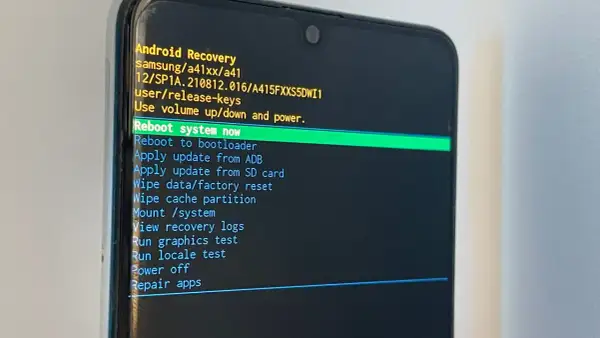 Ekran Android Recovery na telefonie Samsung. Wybierz "Wipe data/factory reset", aby dowiedzieć się, jak zresetować telefon Samsung.