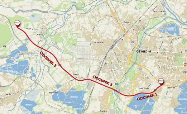 Mapa przedstawia przebieg obwodnicy Oświęcimia, podzielonej na trzy odcinki. Trasa zaczyna się na zachodzie, a kończy na wschód od miasta.