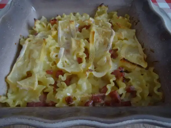Un plat de pâtes gratinées au reblochon et lardons, prêt à être dégusté.