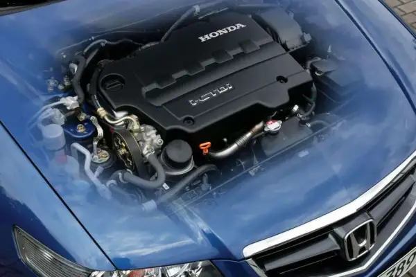 Silnik Hondy z napisem i-DTEC. Jego praca to akord vii, który napędza auto.