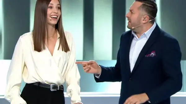 Kobieta i mężczyzna rozmawiają na scenie, mężczyzna wskazuje palcem.