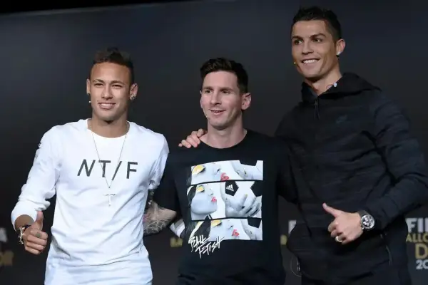 Neymar, Messi i Cristiano Ronaldo stoją obok siebie. Ronaldo wzrostem przewyższa kolegów.