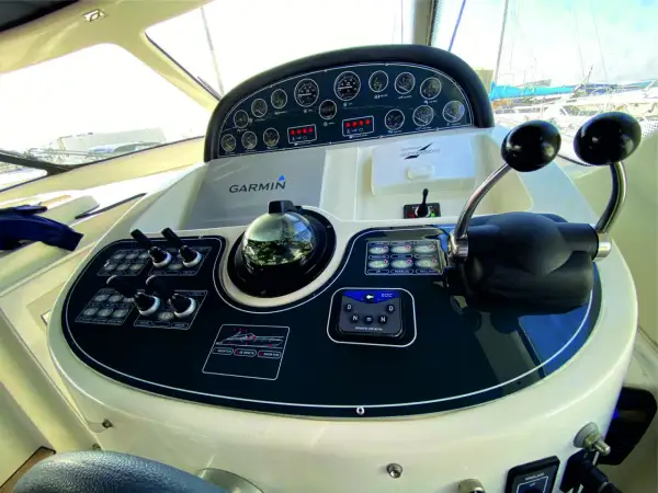 Cruscotto barca fai da te con bussola, comandi Garmin e Volvo Penta. Pronto per navigare!
