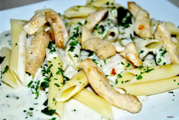 Penne z kurczakiem w kremowym sosie gorgonzola, posypane natką pietruszki. Pyszne danie, które zachwyci każdego smakosza.